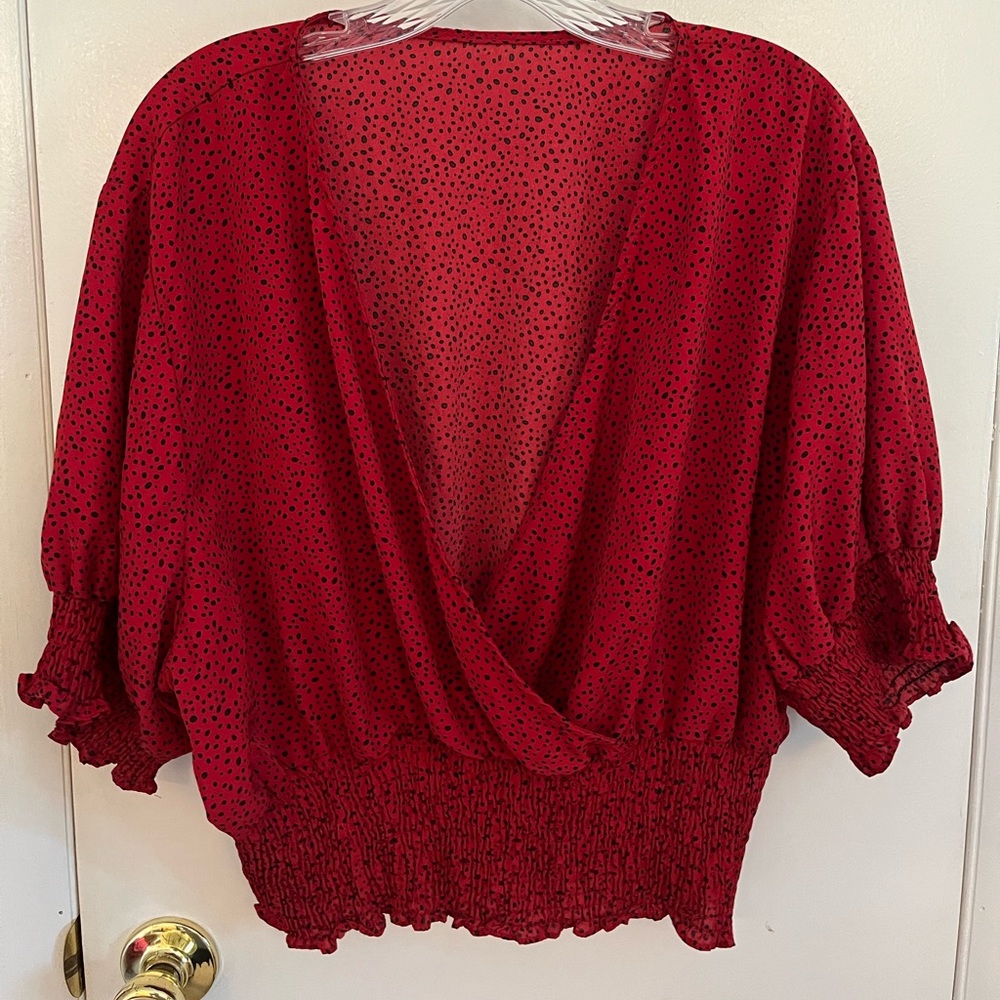 Cute V neck crop top. Fits more like a 2x/3x
